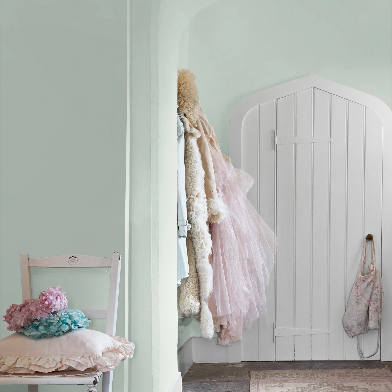 Shabby Green Paint - 128870_ROOMSET_SHABBY GREEN_01.jpg