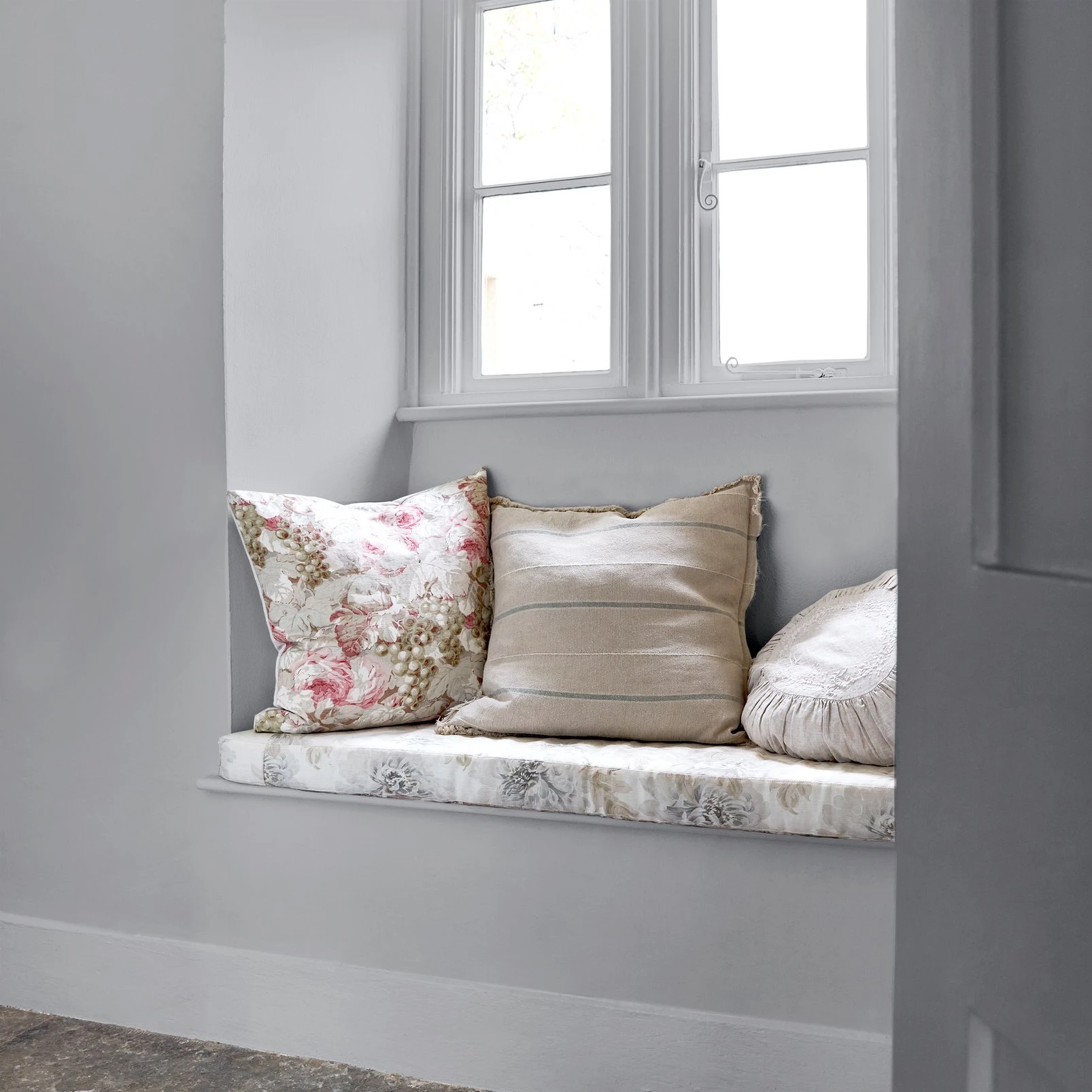 Shabby Gray Lady Paint - 128866_ROOMSET_SHABBY GRAY LADY_01.jpg