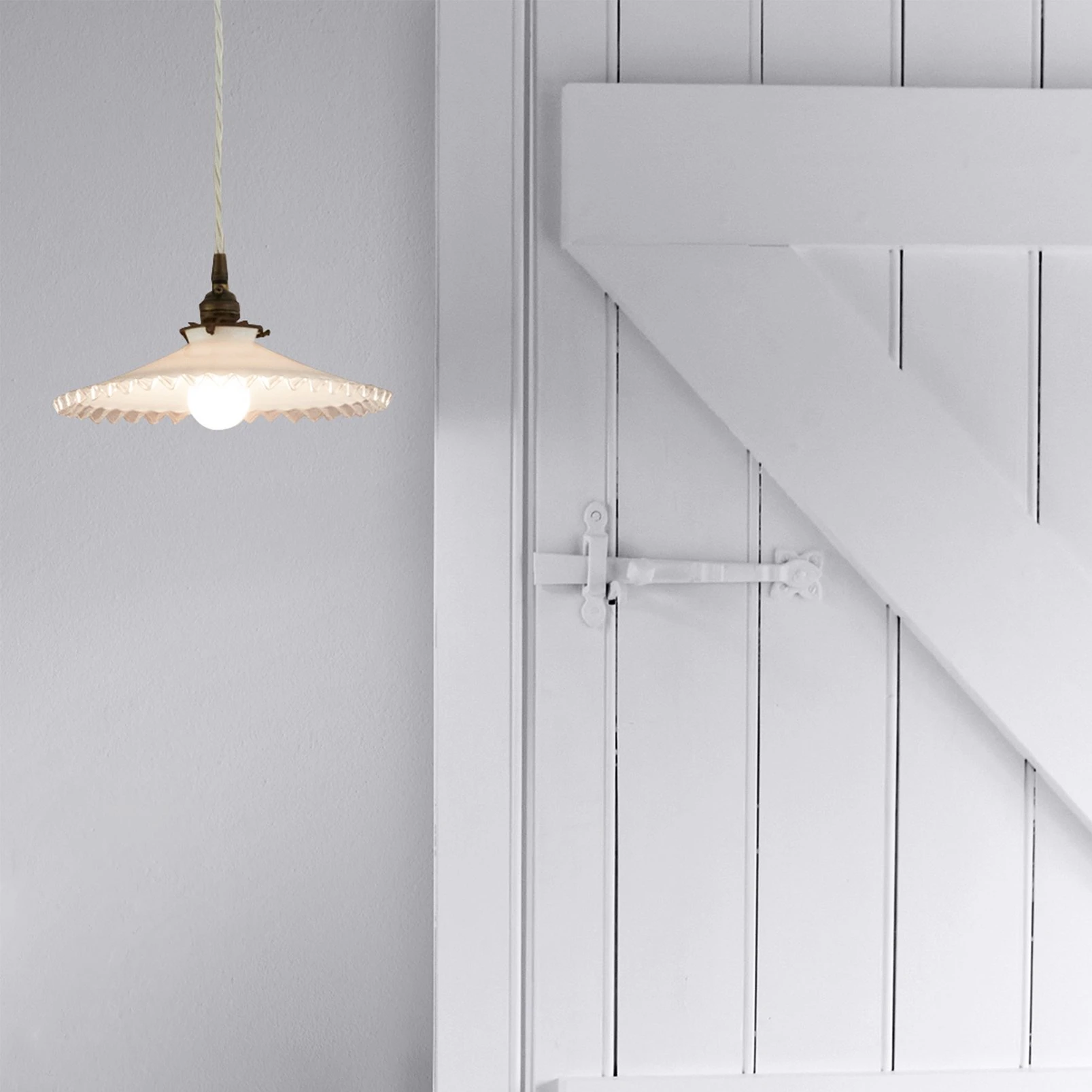 Shabby Gray Lady Paint - 128866_DETAIL_SHABBY GRAY LADY_02.jpg