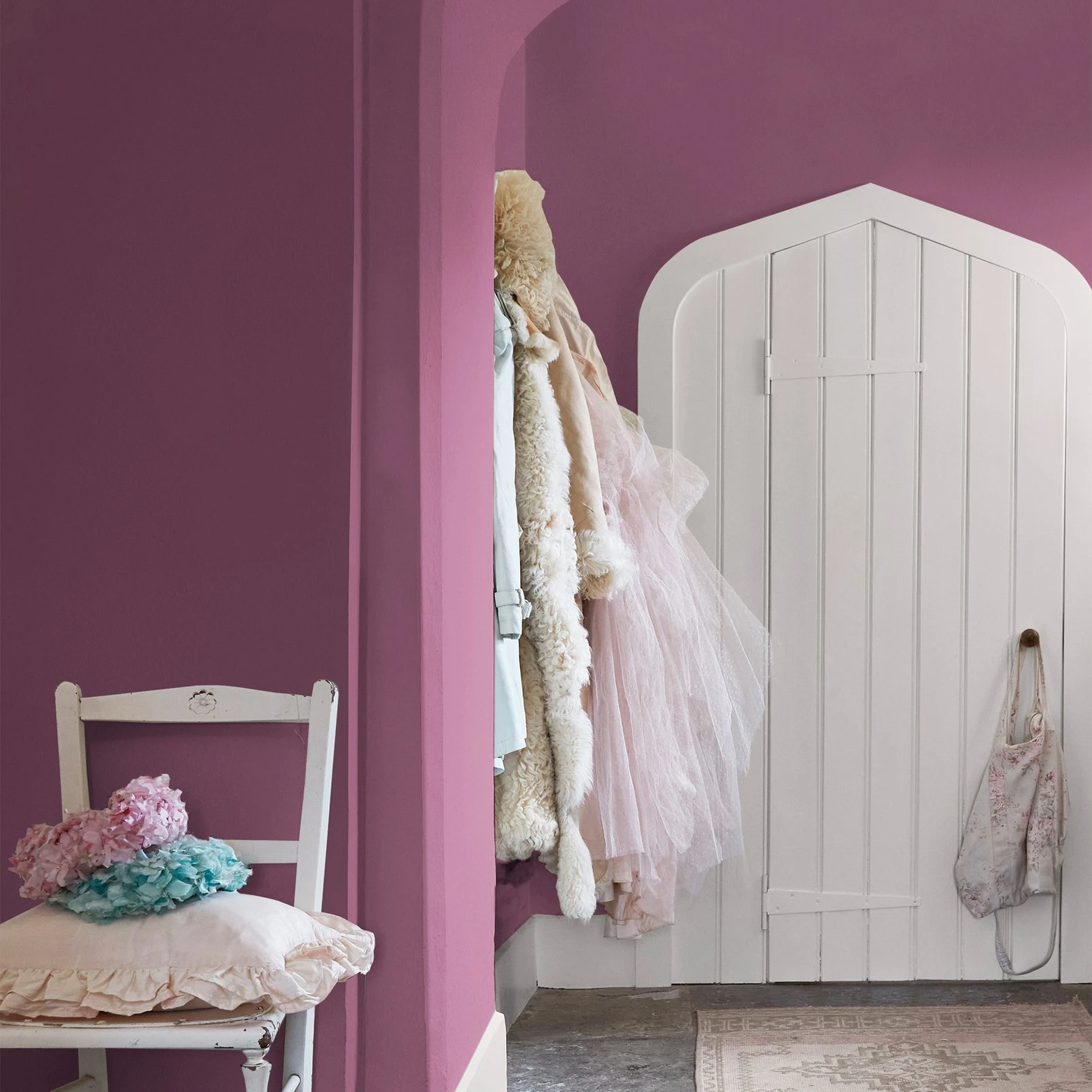 Shabby Berry Bloom Paint - 128856_ROOMSET_SHABBY BERRY BLOOM_01.jpg