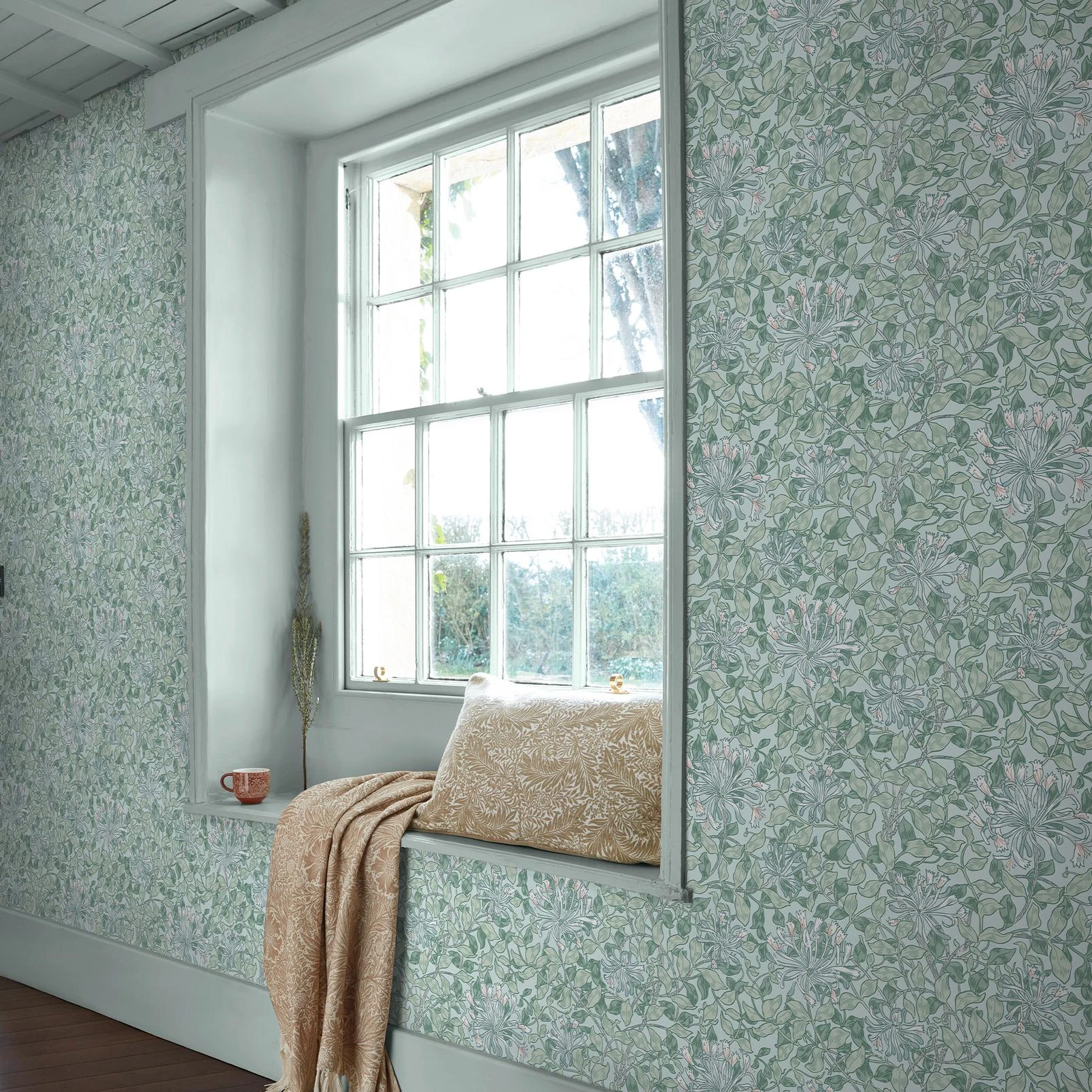 Honeysuckle Breeze Wallpaper - 140485_ROOMSET_HONEYSUCKLE BREEZE_01.jpg