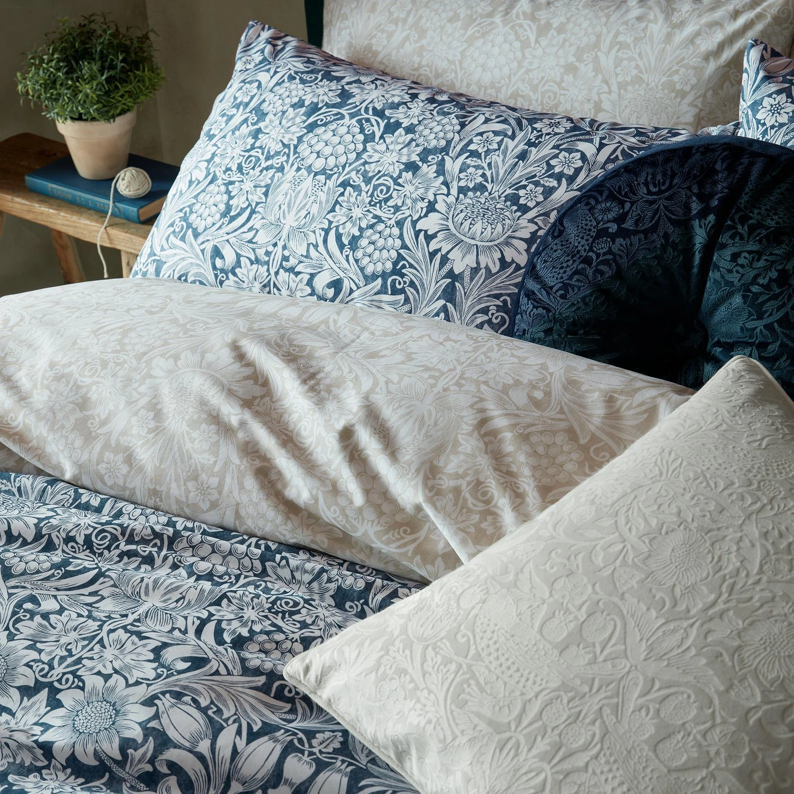Sunflower Ink Duvet Cover Set - WMSUNFL02DQ_CAMEO_SUNFLOWER_INK_DOUBLE_DUVET_COVER_02.jpg