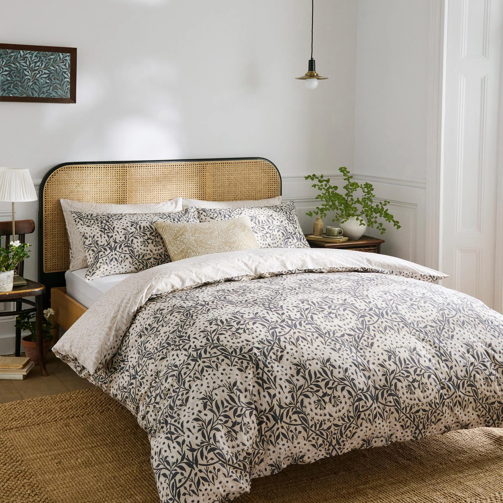 Michaelmas Daisy Linen Duvet Cover Set - WMMICH01DQ_ROOMSET_MICHAELMAS_DAISY_LINEN_DOUBLE_DUVET_COVER_01_2.jpg